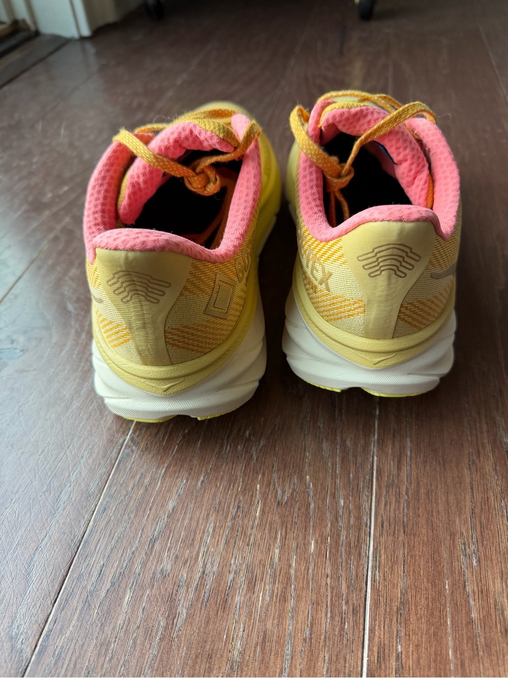 NEW HOKA CLIFTON 9 GTX TS, Women’s 8.5 - Picture 4 of 9